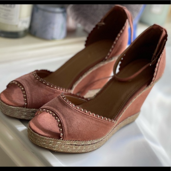 Beautiful Mauve studded wedges - Picture 2 of 3